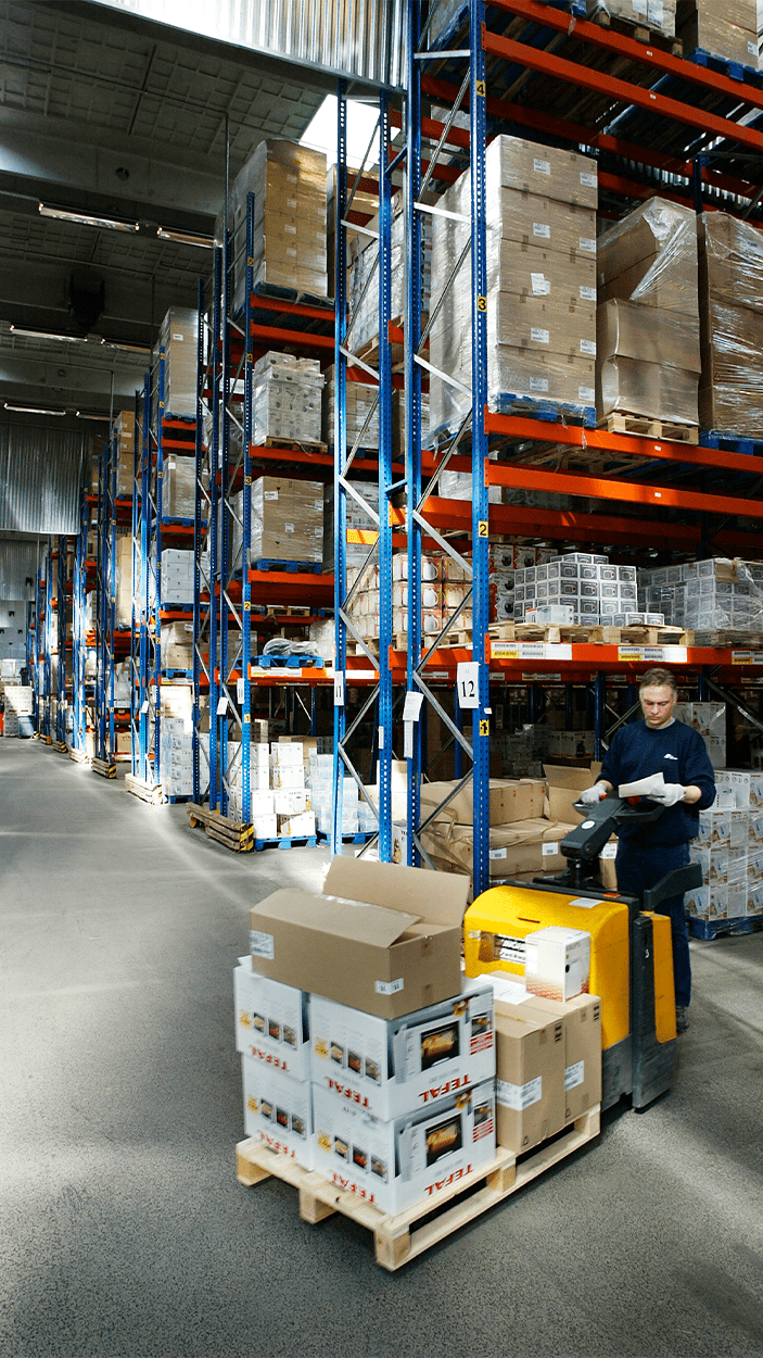 DSV medarbeider distribuerer varer fra truck til lagerreoler